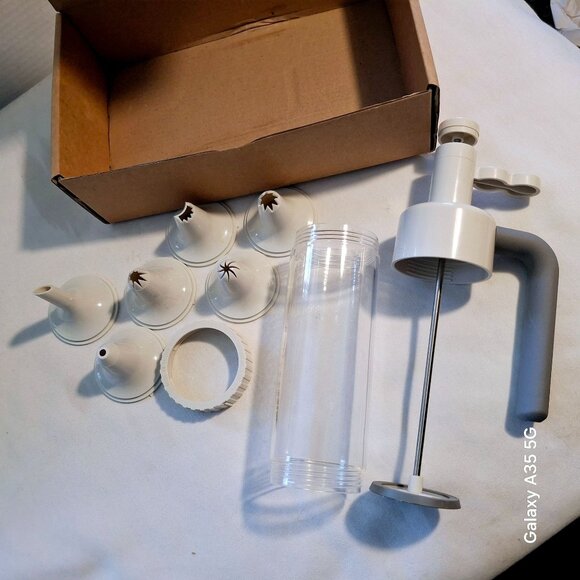 The Pampered Chef Easy Accent Decorator W/ Attachments For Cake & Pastry Decorat - Picture 4 of 6